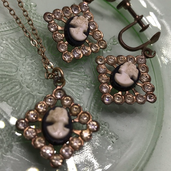 Beautiful Older Cameo Set - Picture 5 of 7